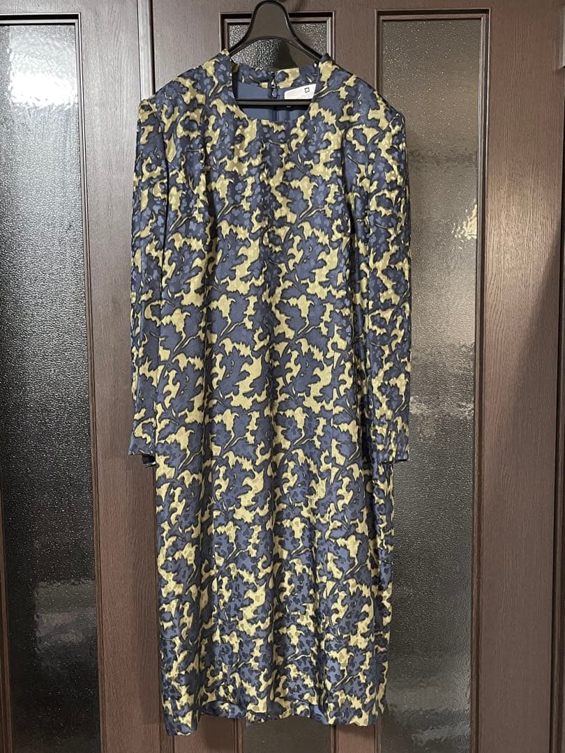 GIVENCHYの紺と淡黄グレーの総柄100%シルク長袖ワンピース　新品同様