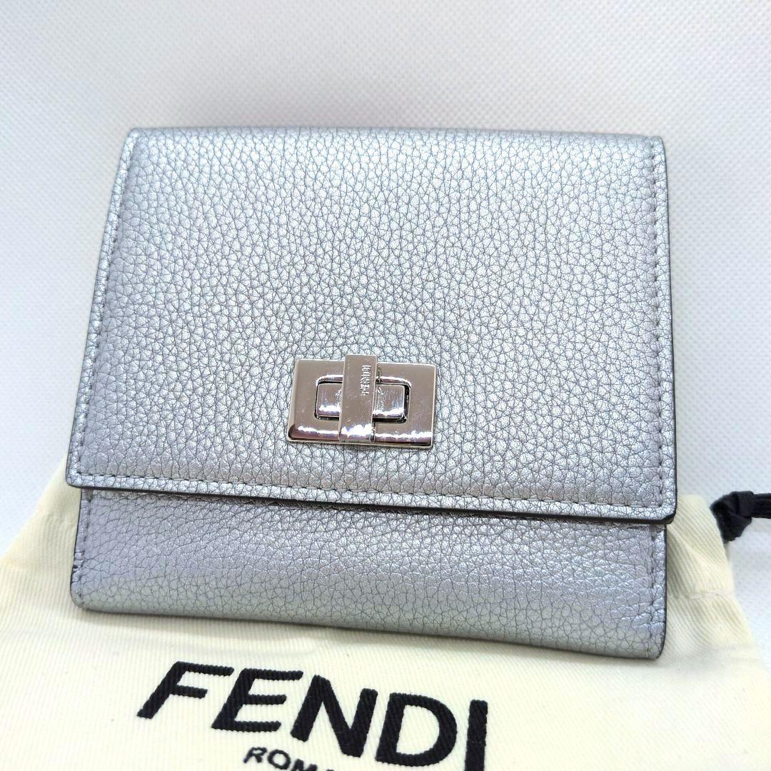 【極美品 希少色 保存袋付き】フェンディ　ピーカブー　折り財布　シルバー　シボ革