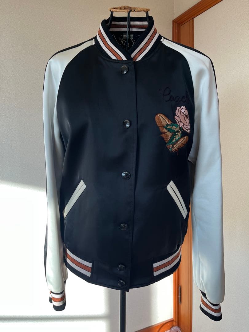 最終値下げ！！Coach 刺繍入りスカジャン 黒/白