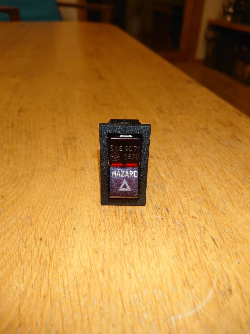 ボルボ240　オールドタイプ　ハザード＆リアデミストスイッチ