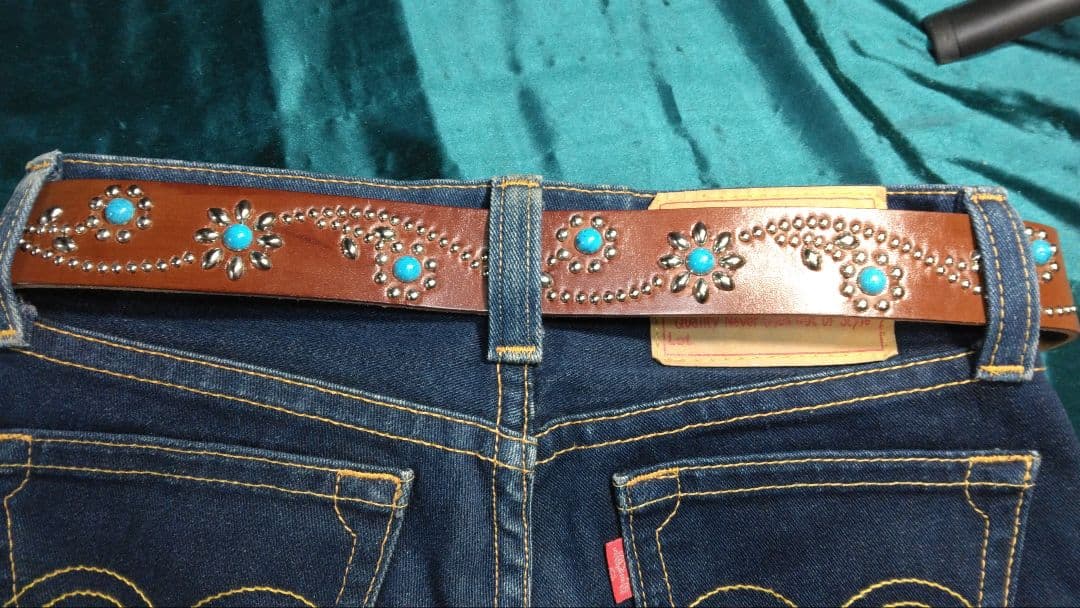 昭南ベンズレザーツタ＆フラワースタッズベルトチョコ　穴開け加工済み　即納可