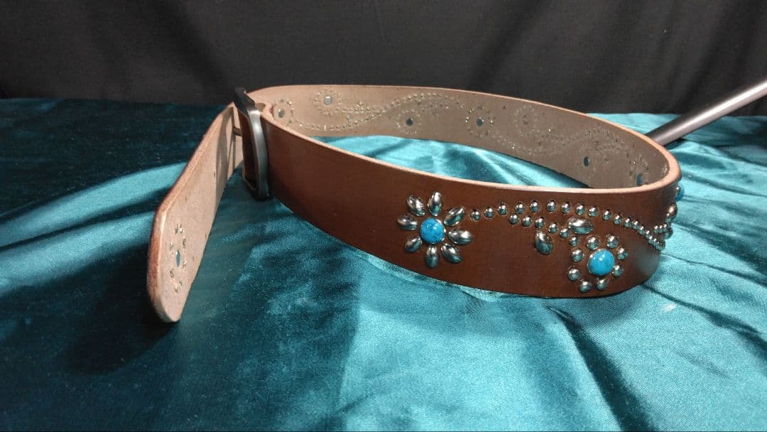 昭南ベンズレザーツタ＆フラワースタッズベルトチョコ　穴開け加工済み　即納可