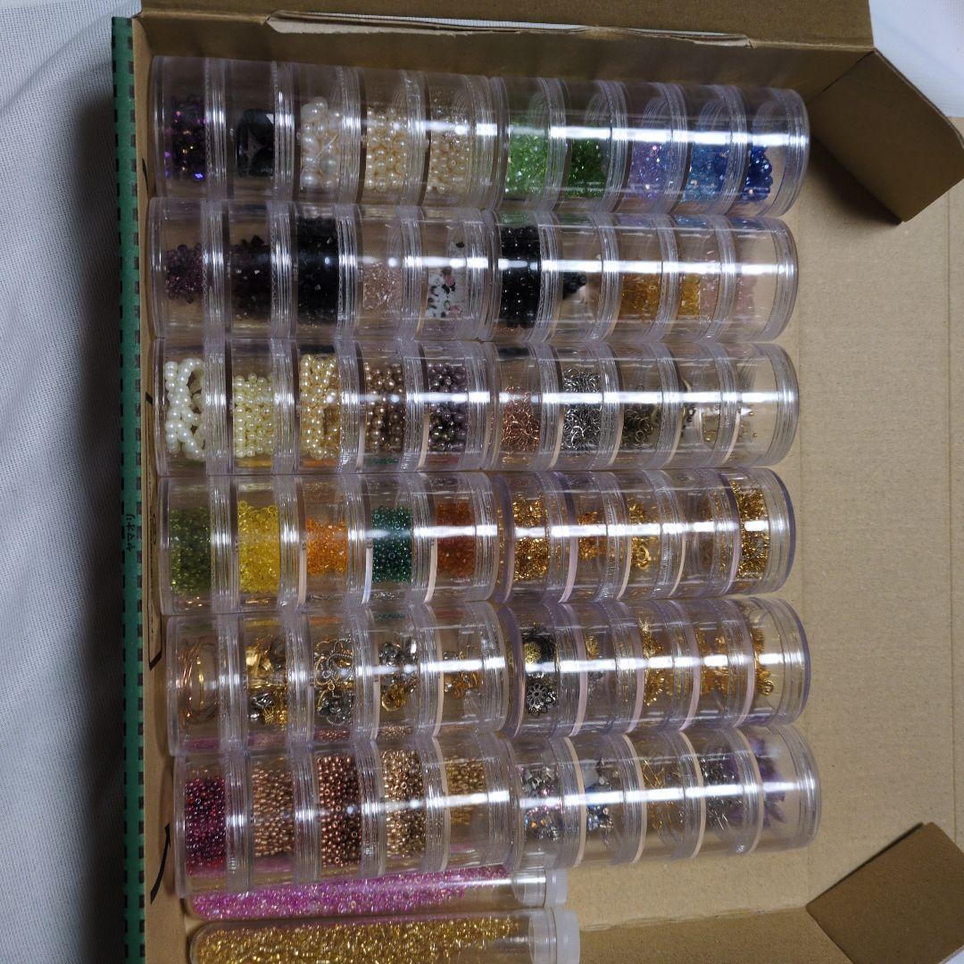 本　はじめてのビーズアクセサリー　 1・2・3・4 定価　各1200えん