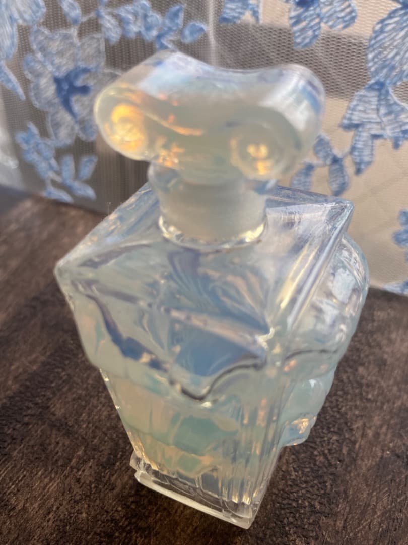 オパールセントガラス　香水瓶