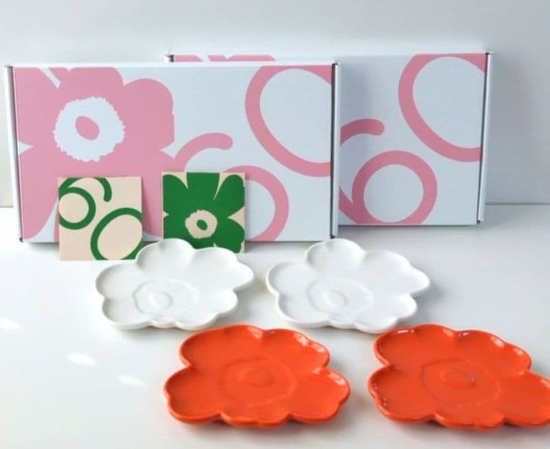 ☆完売品☆マリメッコ　ウニッコ　６０周年記念プレートホワイト＆オレンジ　計４枚