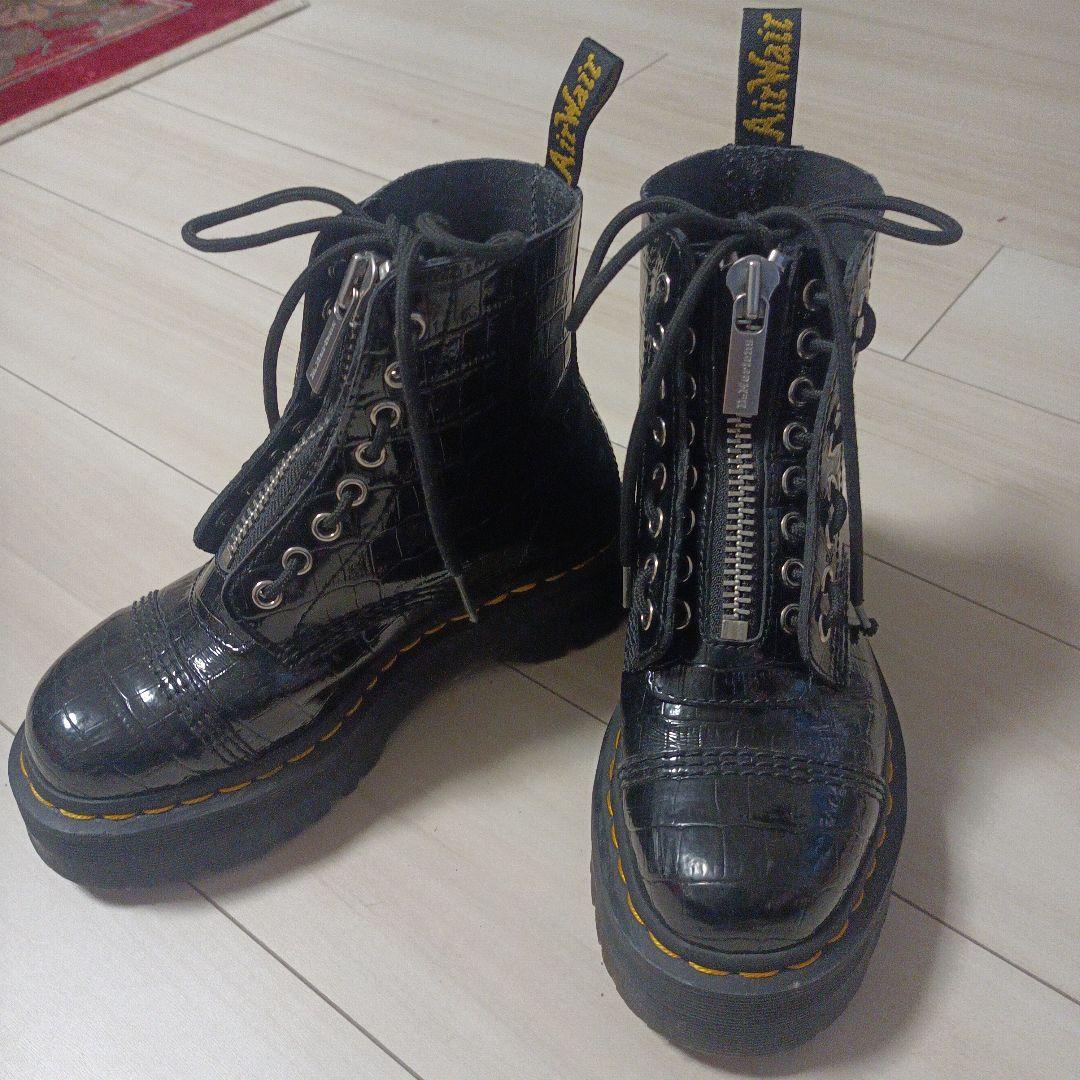 エナメル黒厚底ワークブーツ　ドクターマーチン