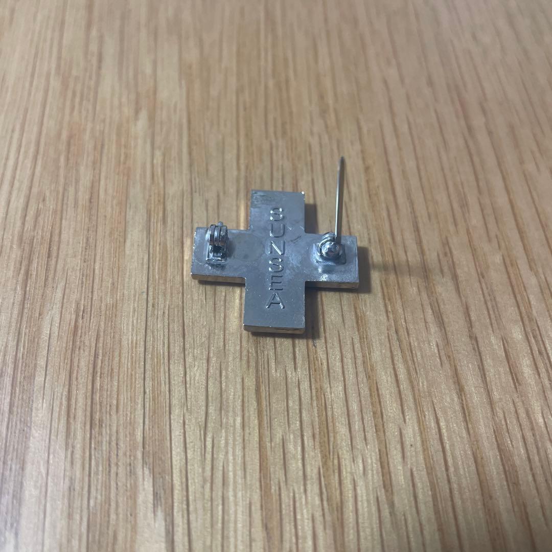 SUNSEA クロス型ピンバッジ