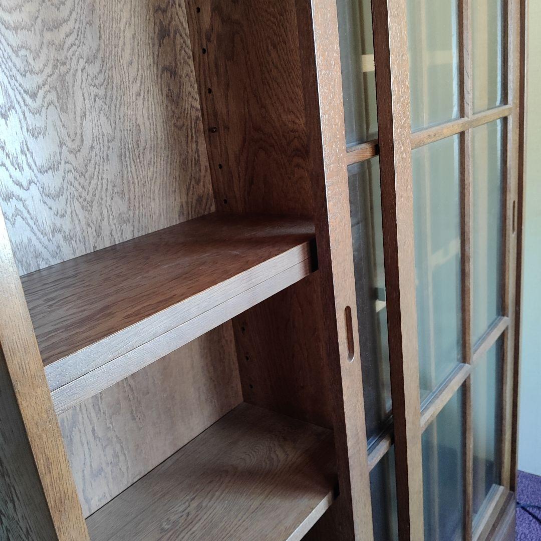 木製ブラウン良品本棚 ガラス扉、引き出し3つ付き中古