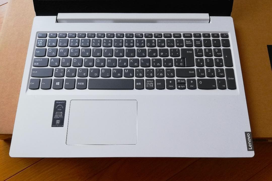 Lenovoスリムなノートパソコン