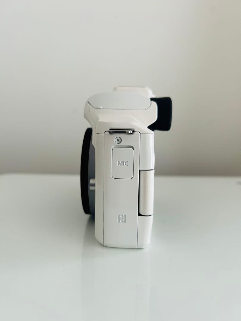 美品☆Canon EOS M ミラーレス ダブルズームキット ショルダーバック付