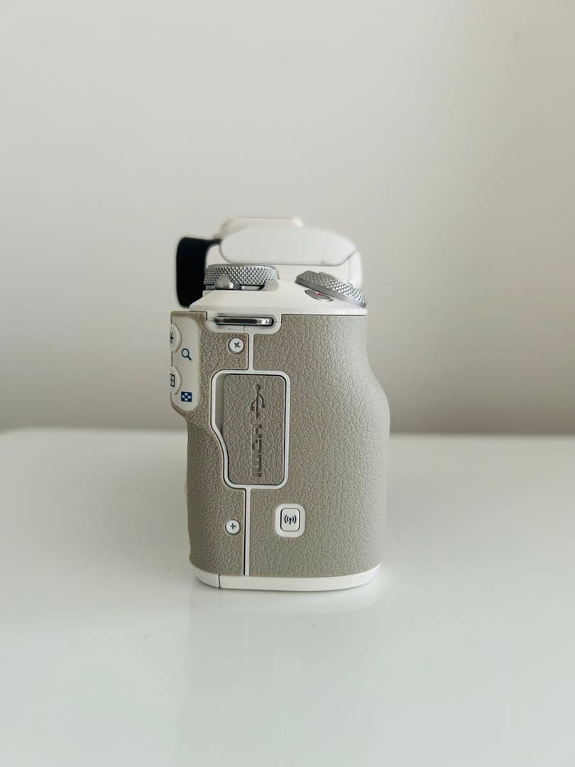 美品☆Canon EOS M ミラーレス ダブルズームキット ショルダーバック付