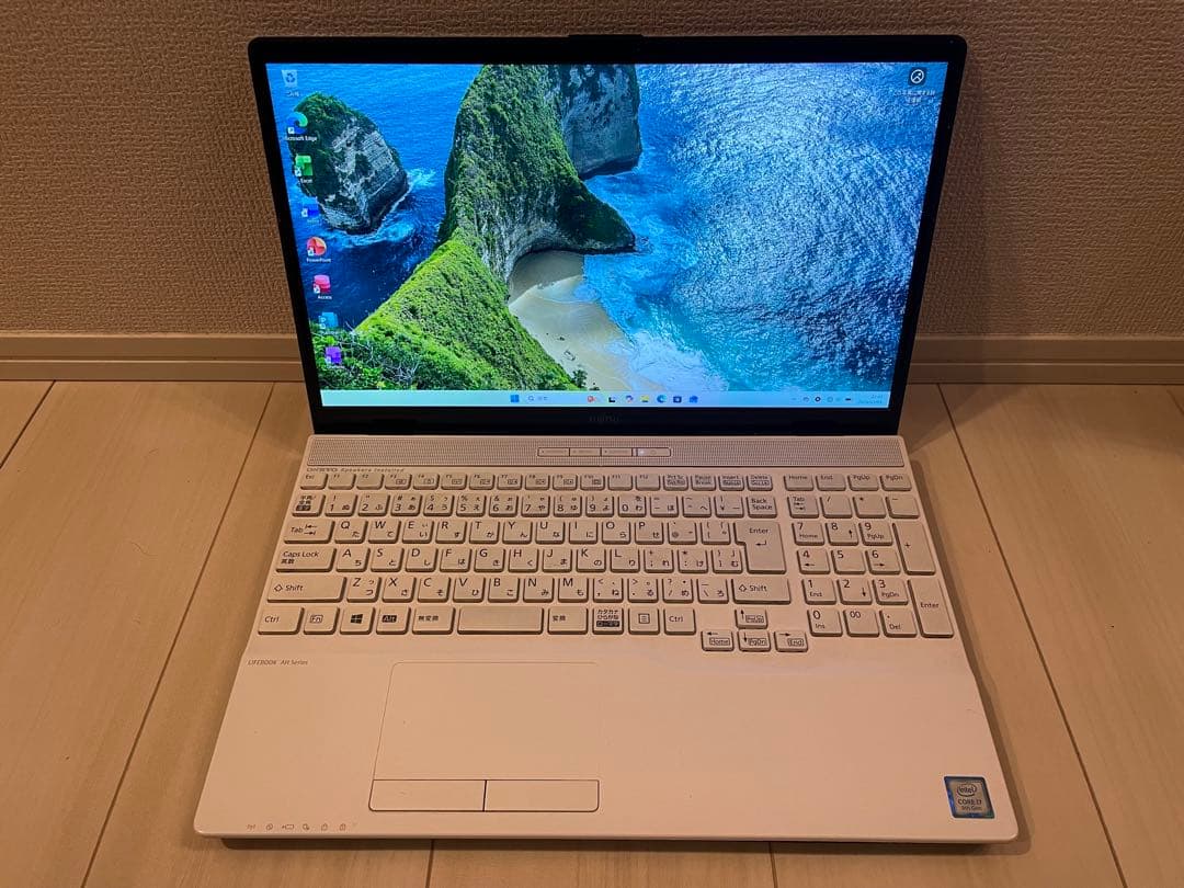 富士通 FMVWD3A37W i7 9世代 256GB Office