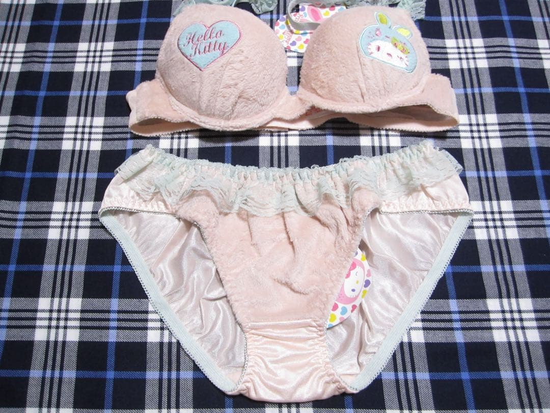 お*わ様 【サンリオ】『キティ ブラ・ショーツセット〈B70/M〉』ベロア/サテ