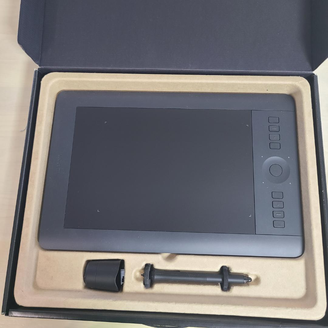 液タブ・ペンタブ Wacom Intuos Pro Medium PTH-651/K1