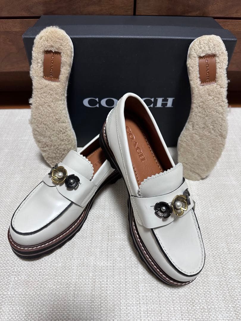 りきママ様　コーチcoach花モチーフ本革ローファー　ホワイト6C 23cm新品