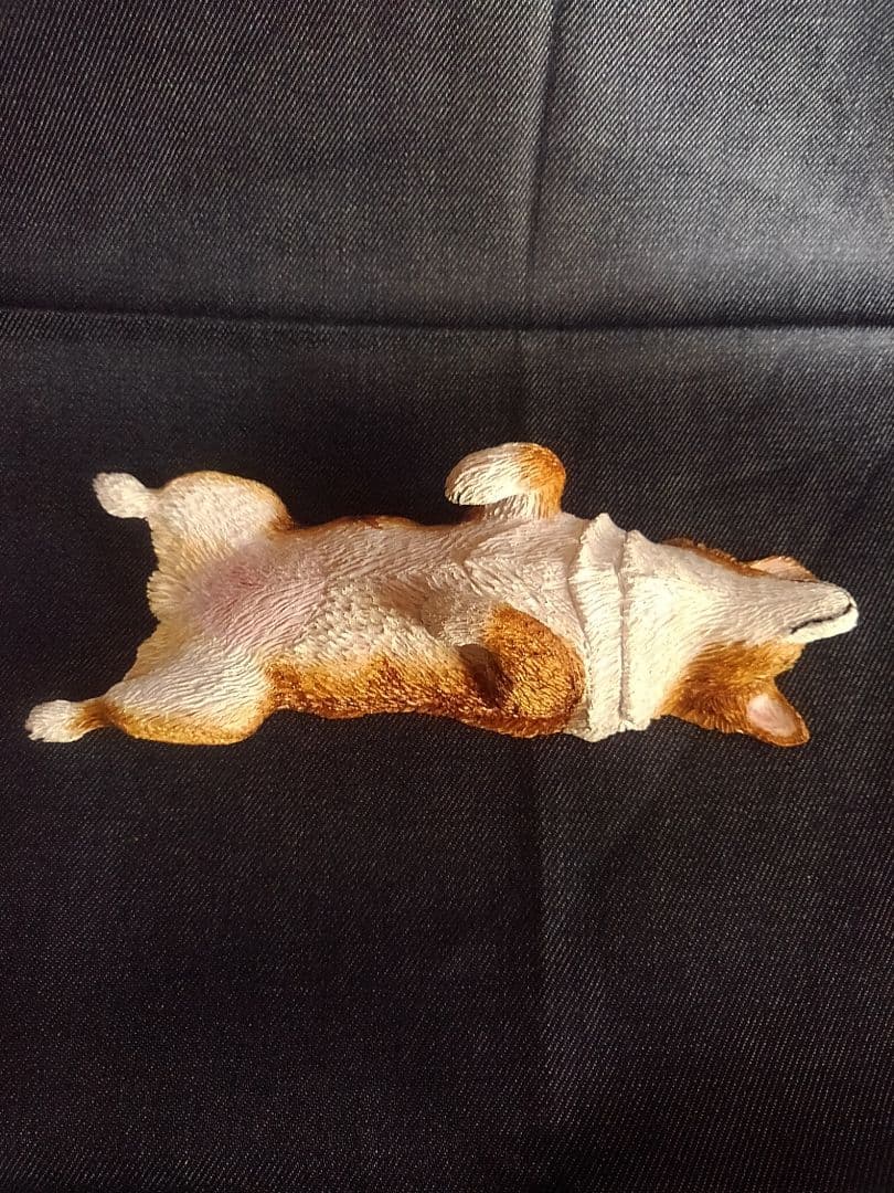 木彫りのコーギーヘソ天