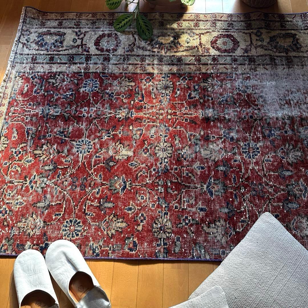 104×154 深みある赤色のボタニカル柄　擦れシャビー　トルコヴィンテージラグ