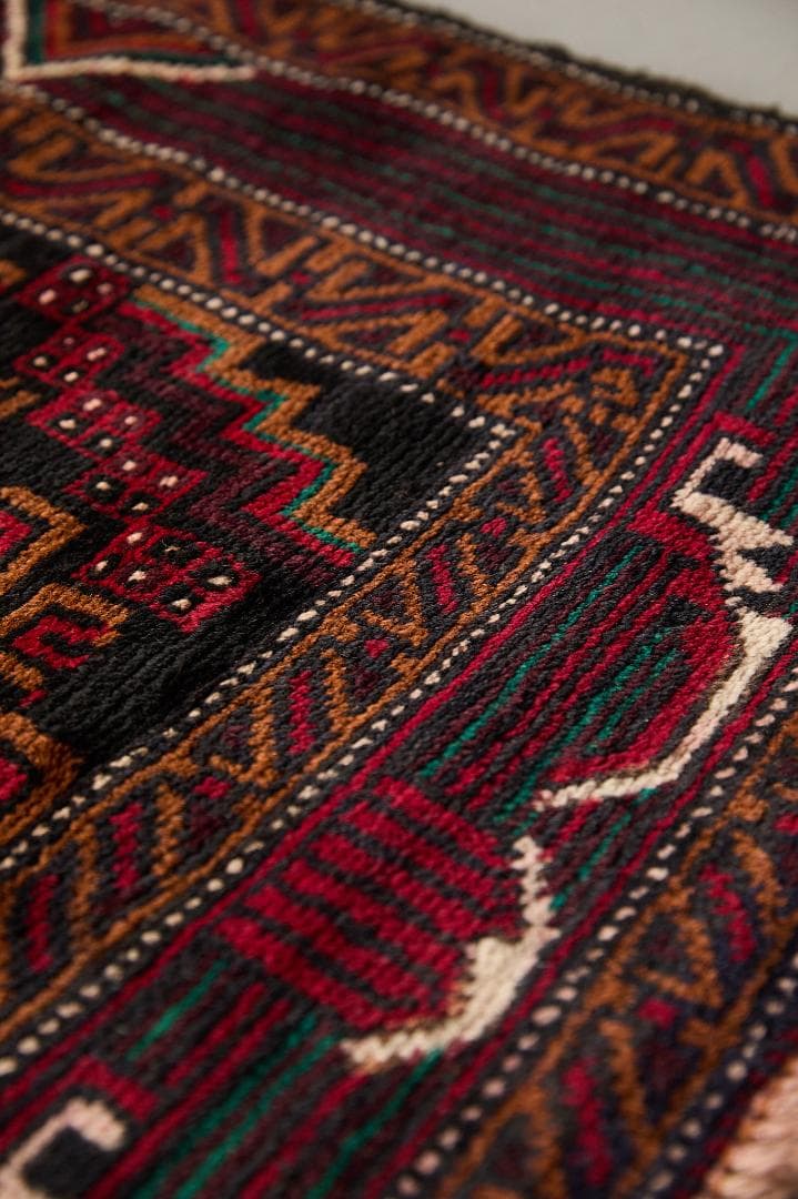 ヴィンテージラグ　トライバルラグ　バルーチ族（149×90cm）黒　紺　茶　緑