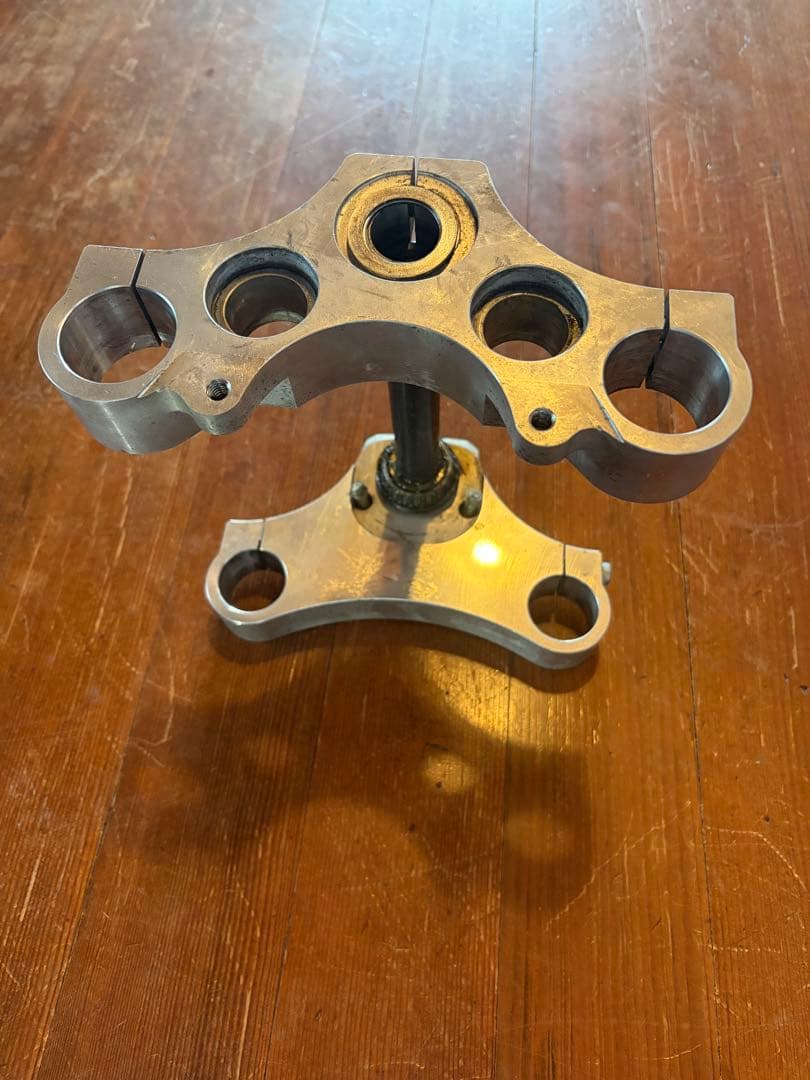 ハーレーダビッドソン トリプルツリークランプ アルミ製　39mm