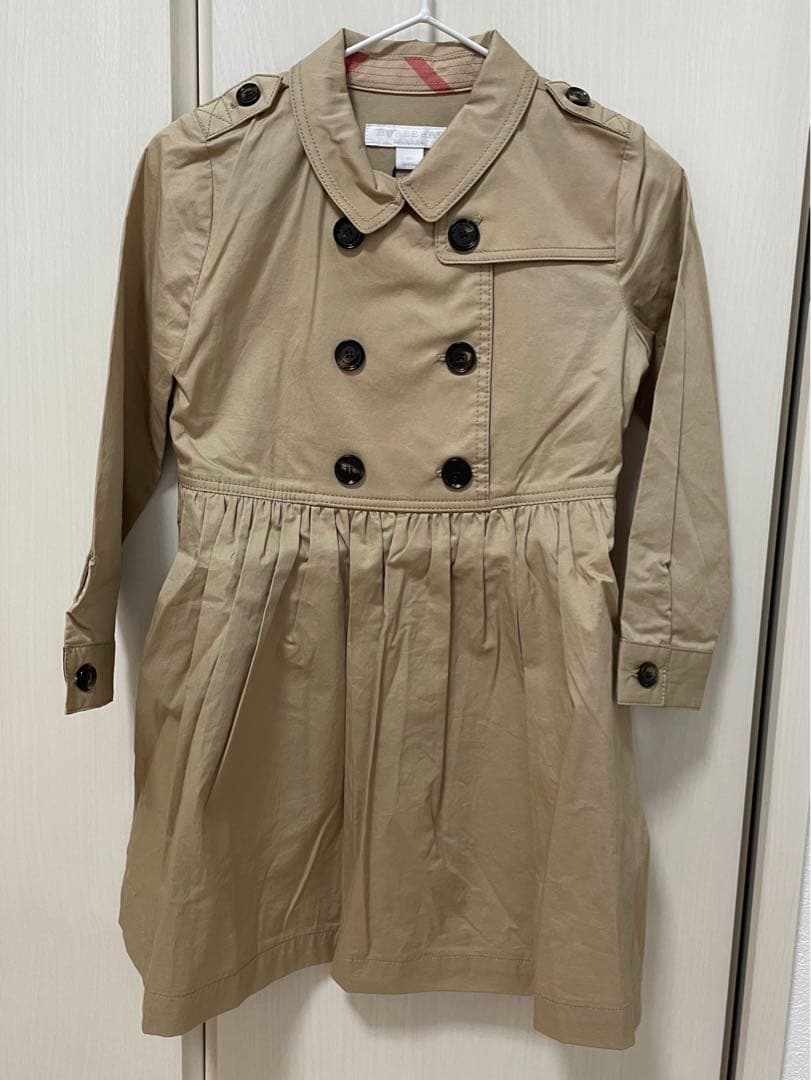 新品タグ付き♡Burberryトレンチワンピース4y=110㎝