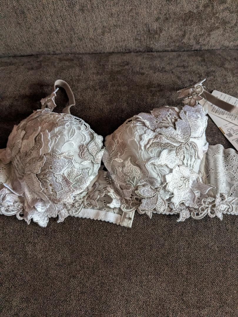 。m様。サルート、04グループ、事前予約コレクションブラジャーC75サイズ。