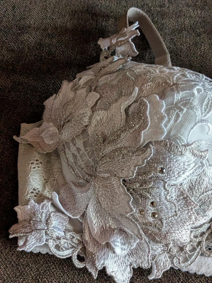 。m様。サルート、04グループ、事前予約コレクションブラジャーC75サイズ。