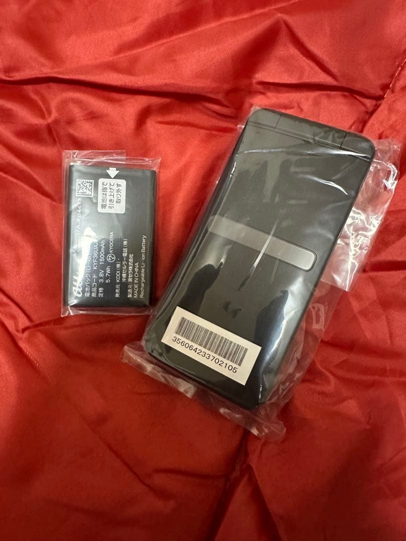 au GRATINA KYF39 ブラック