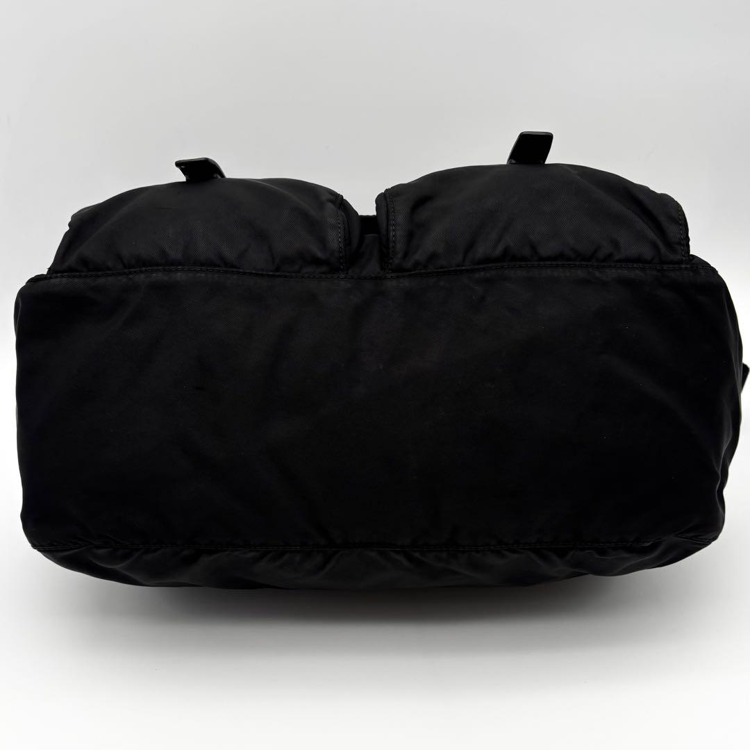 プラダ　メッセンジャーバッグ　複数ポケット　三角ロゴ　ナイロン　レザー　金具