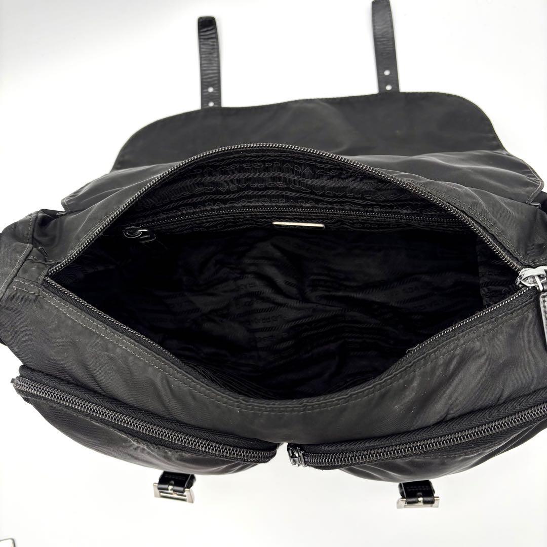 プラダ　メッセンジャーバッグ　複数ポケット　三角ロゴ　ナイロン　レザー　金具