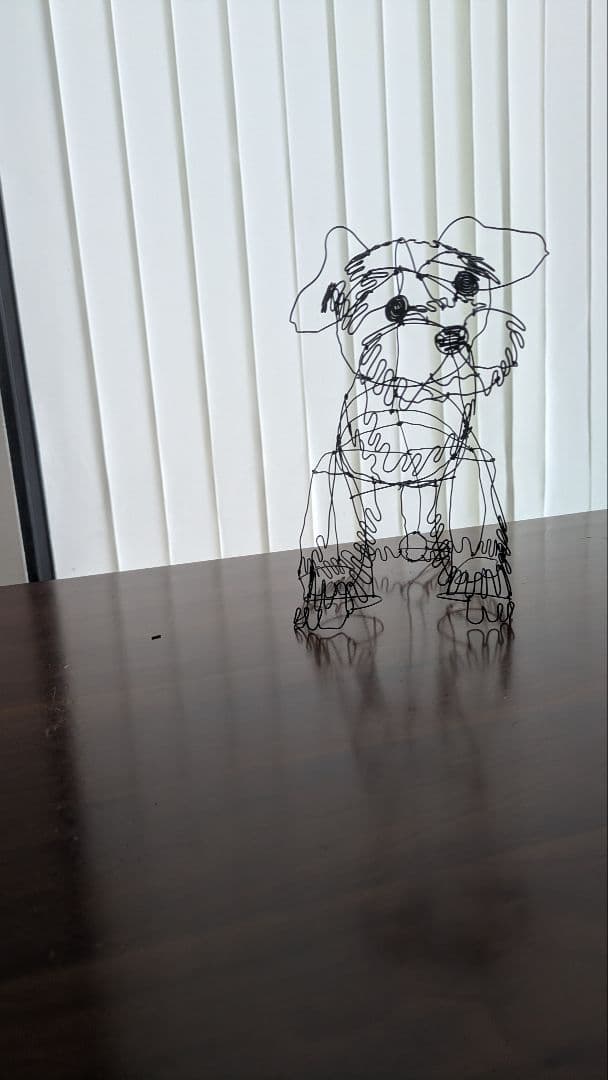 こっちを見てるミニチュアシュナウザーのワイヤーアート