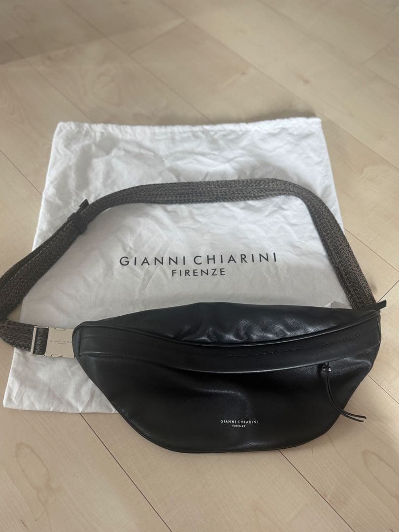 【値下げ中】ほぼ未使用GIANNI CHIARINI ボディバッグ