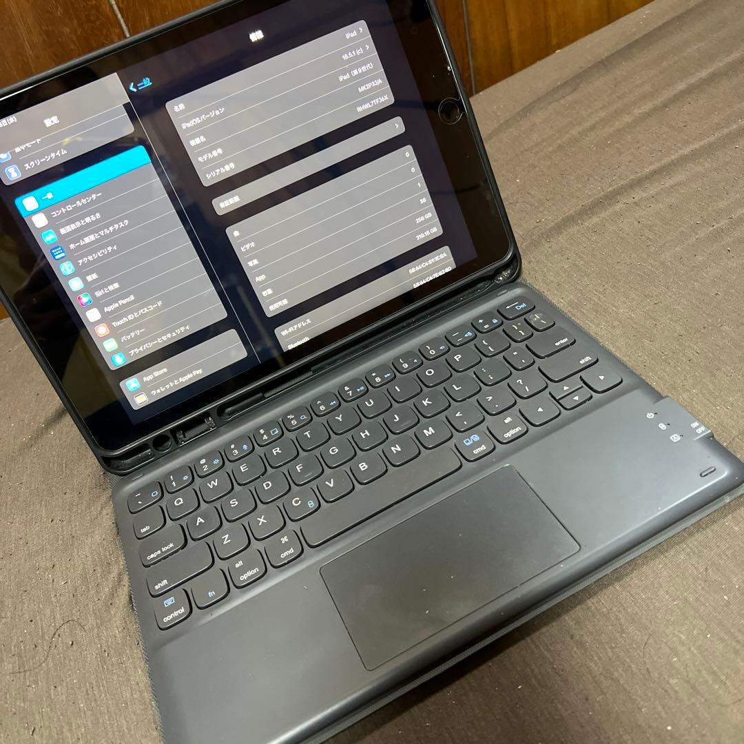 iPad 第9世代 Wi-Fiモデル 10.2インチ 本体、キーボードケース装着