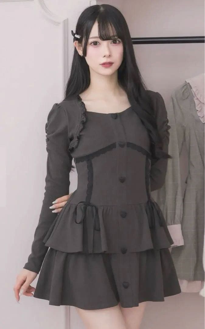 pium ハートボタンティアードリブワンピース チャコール