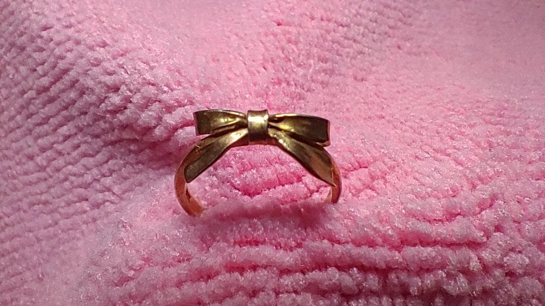 リボン型金色リング