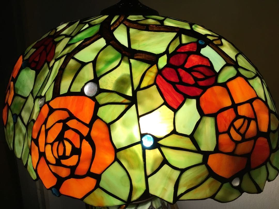 薔薇があでやかな大きなステンドグラス／宙に浮かぶ常夜灯がまるで浮かんでいる様