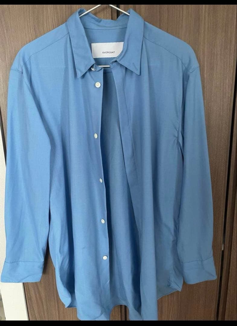 オーバーコート　水色シャツ