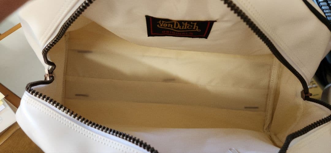 Von Dutch ロゴ入りホワイトボストンバッグ