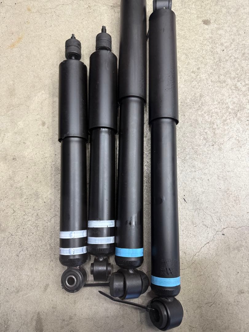 ハイエース8型　4WD ダークプライムS 専用ショック