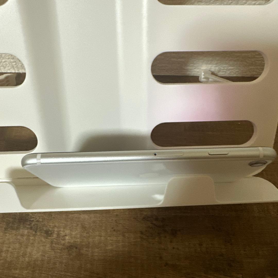 米*助様 iPhone SE（第2世代）64GB SIMフリー バッテリー84％