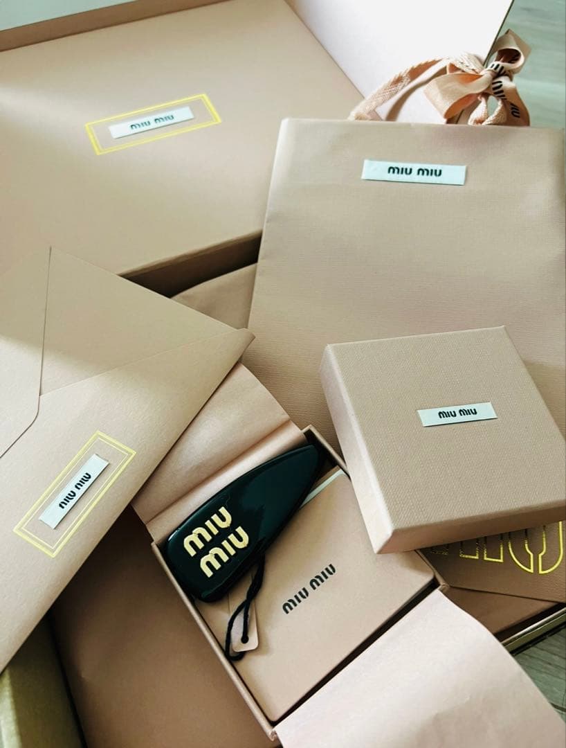 正規品　MIU MIU パテントレザーヘアクリップ