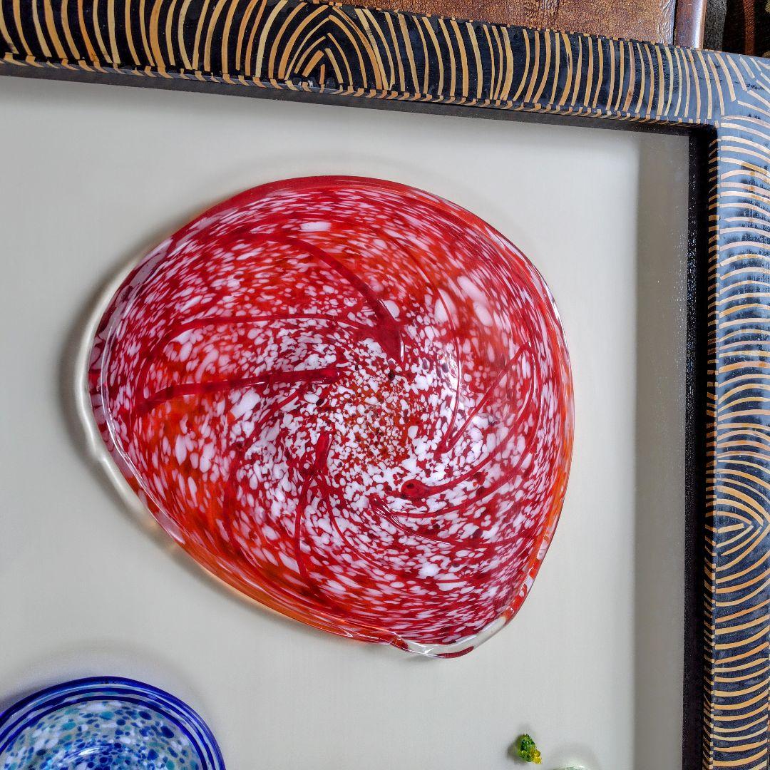 琉球ガラス 赤と青とグリーンの渦巻模様のガラスアート・屋我平尋作