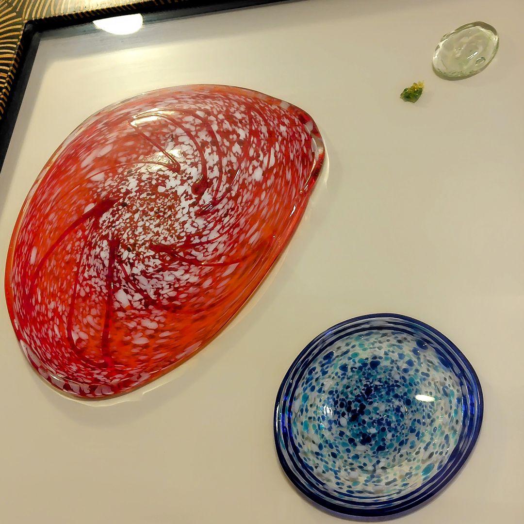 琉球ガラス 赤と青とグリーンの渦巻模様のガラスアート・屋我平尋作