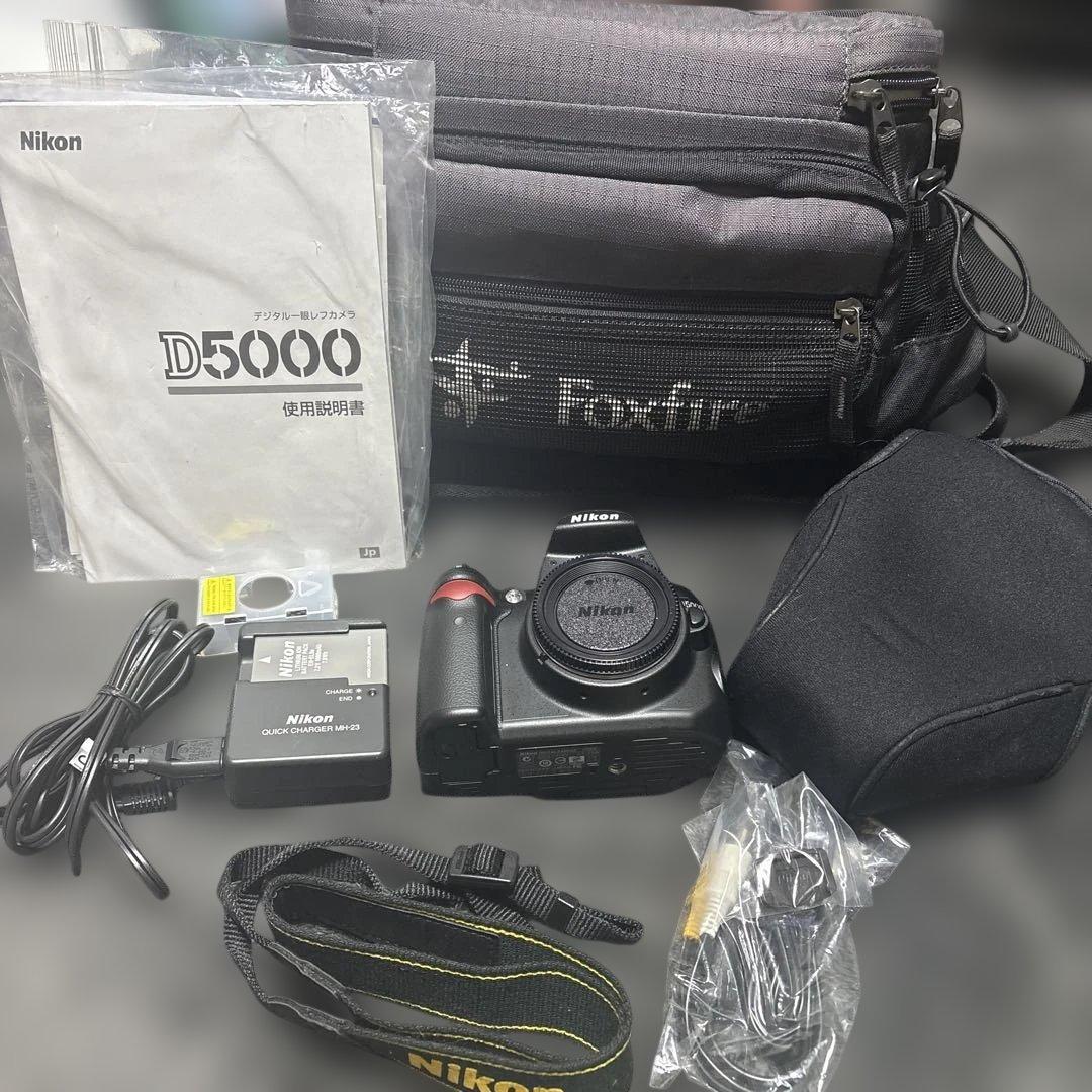 Nikon D5000 デジタル一眼レフカメラ ボディと付属品カメラバック付き