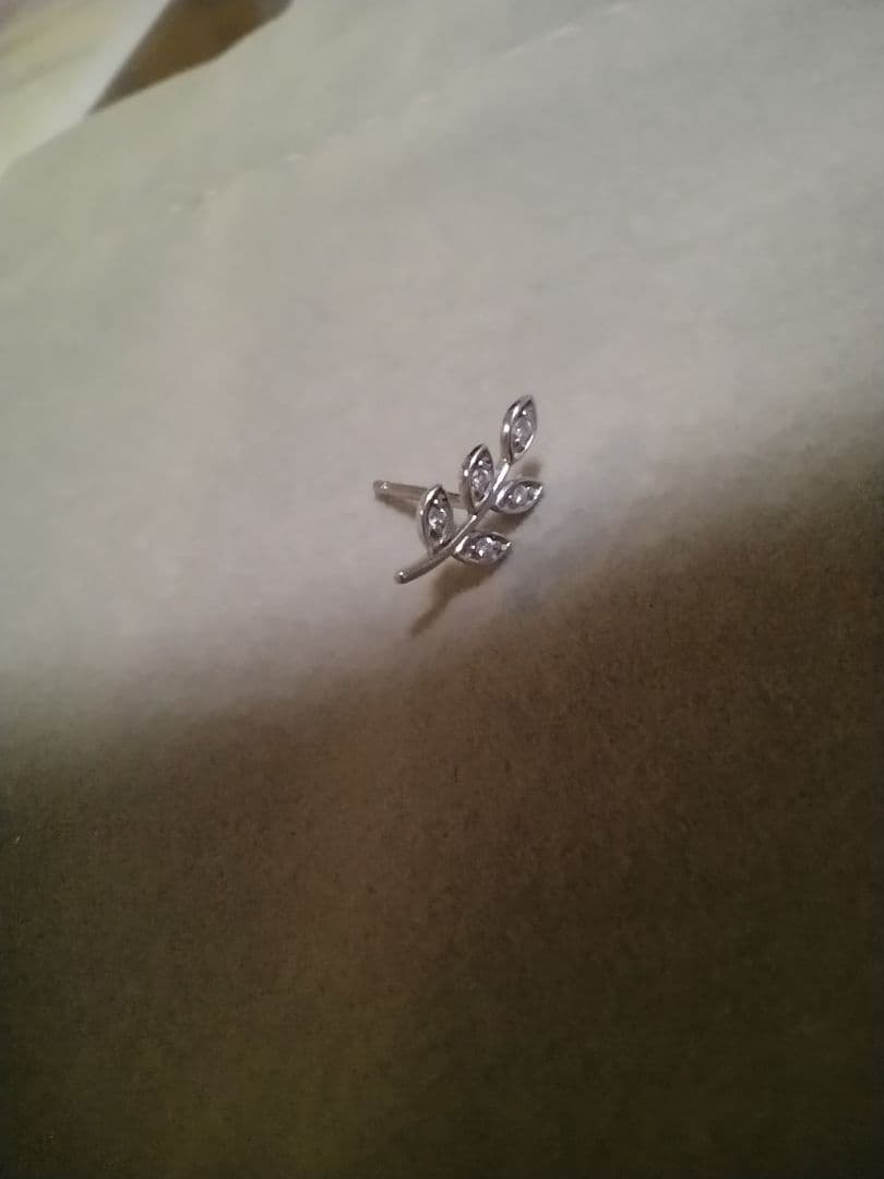 S*I様 オレフィーチェ　Pt リーフデザイン 片耳用ピアス 左耳