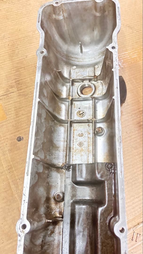 NISSAN L型エンジン　タペットカバー