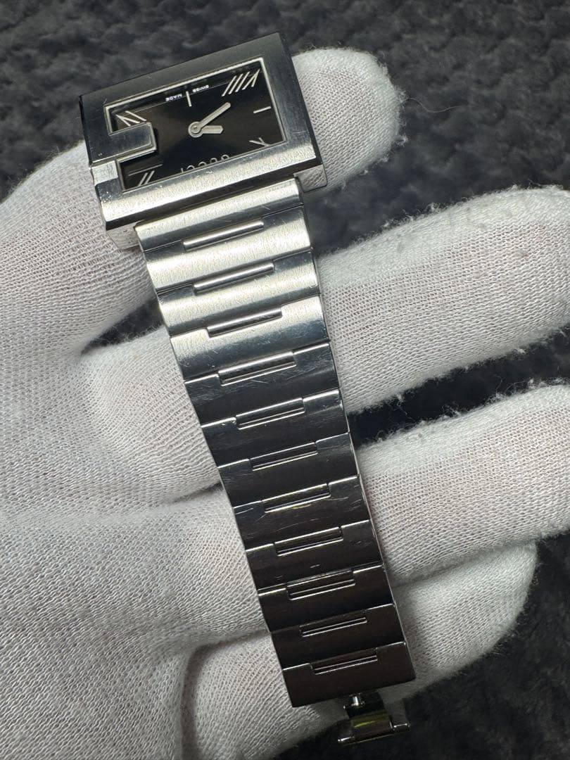 GUCCI スクエアウォッチ ブラックダイヤル