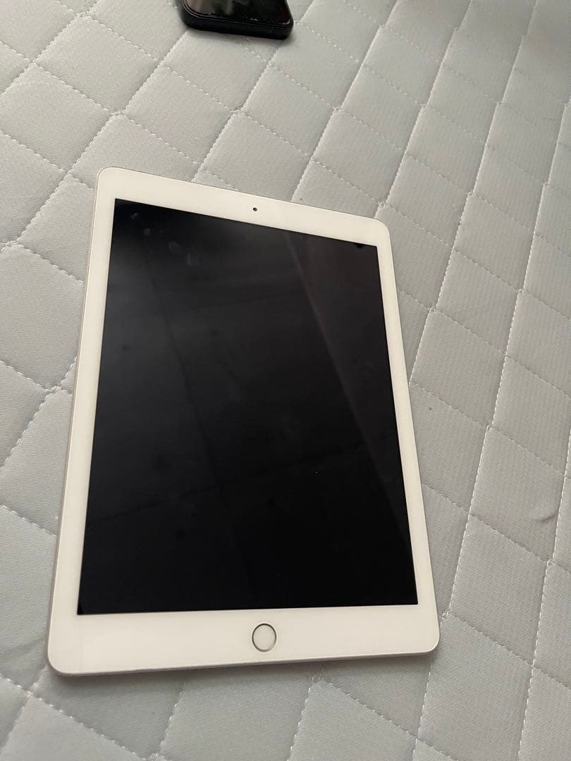 iPad 第5世代（32GB・ゴールド）動作良好！