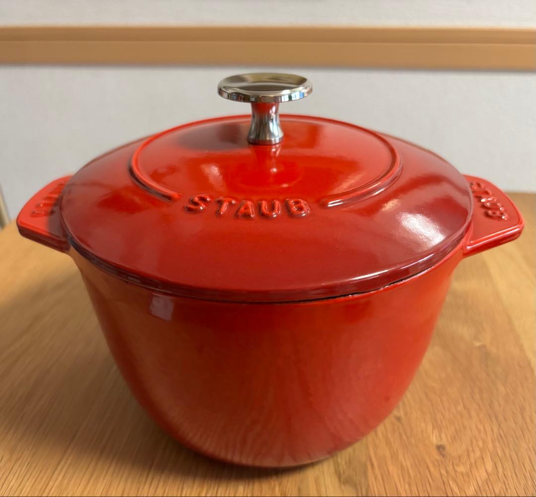 STAUB 丸型 赤 鋳鉄製両手鍋 蓋付き