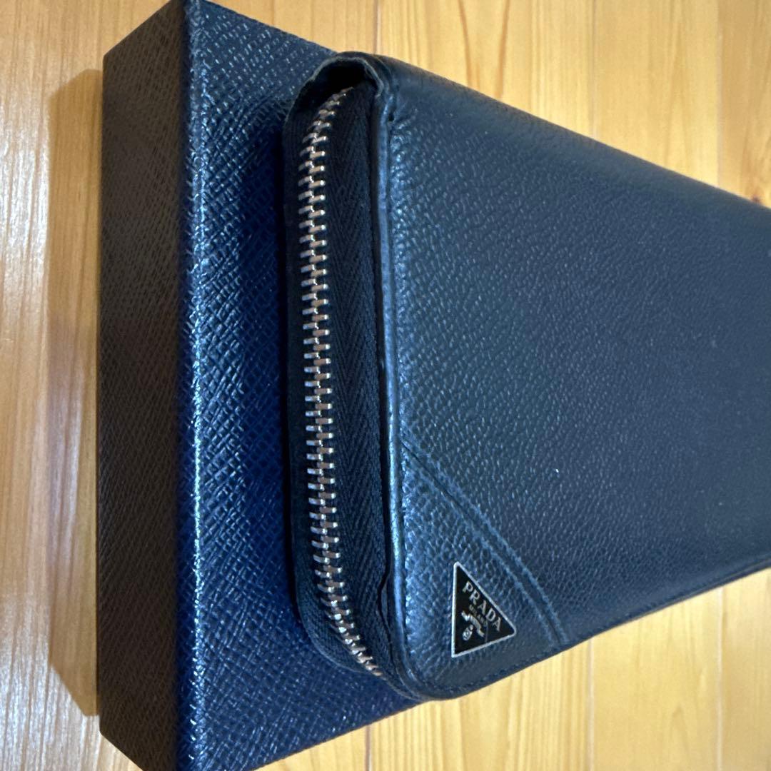 プラダ　ブラックレザー長財布 ジッパー付き