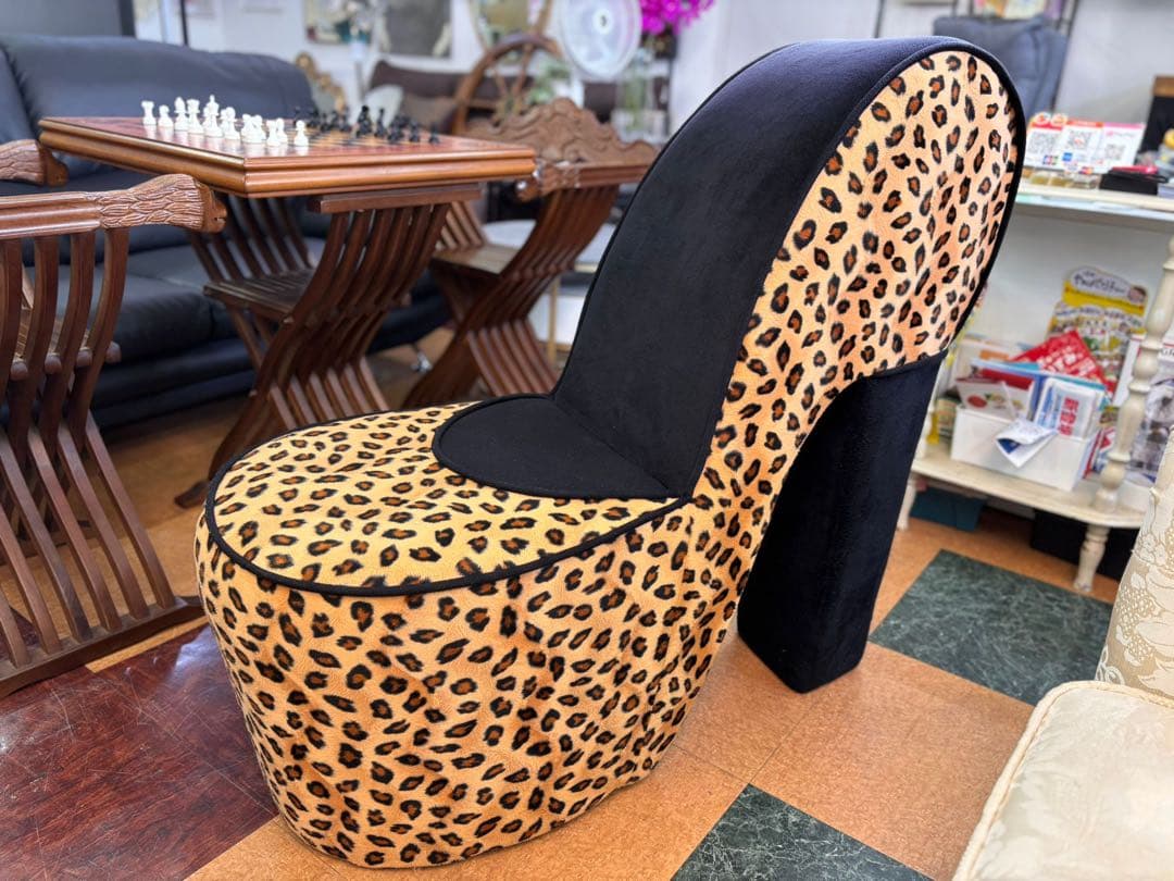 モダンヒョウ柄 ハイヒール型ソファインパクトのあるユニークなデザイン